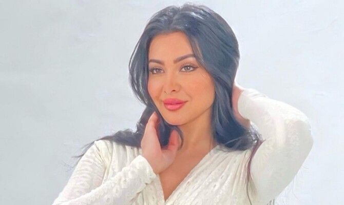 ميرهان حسين تستعرض لياقة جسمها بممارسة التمارين في الجيم