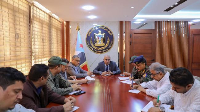 الكثيري يرأس اجتماعاً لقيادة السلطة المحلية والقوات العسكرية والأمنية بالعاصمة عدن