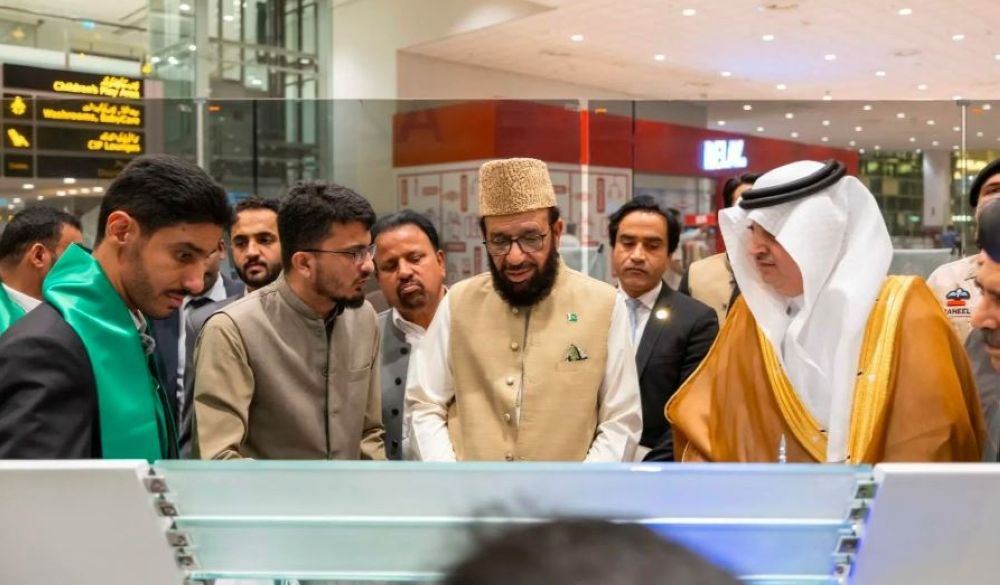 صور| مغادرة أولى رحلات المستفيدين عبر مبادرة "طريق مكة" من باكستان