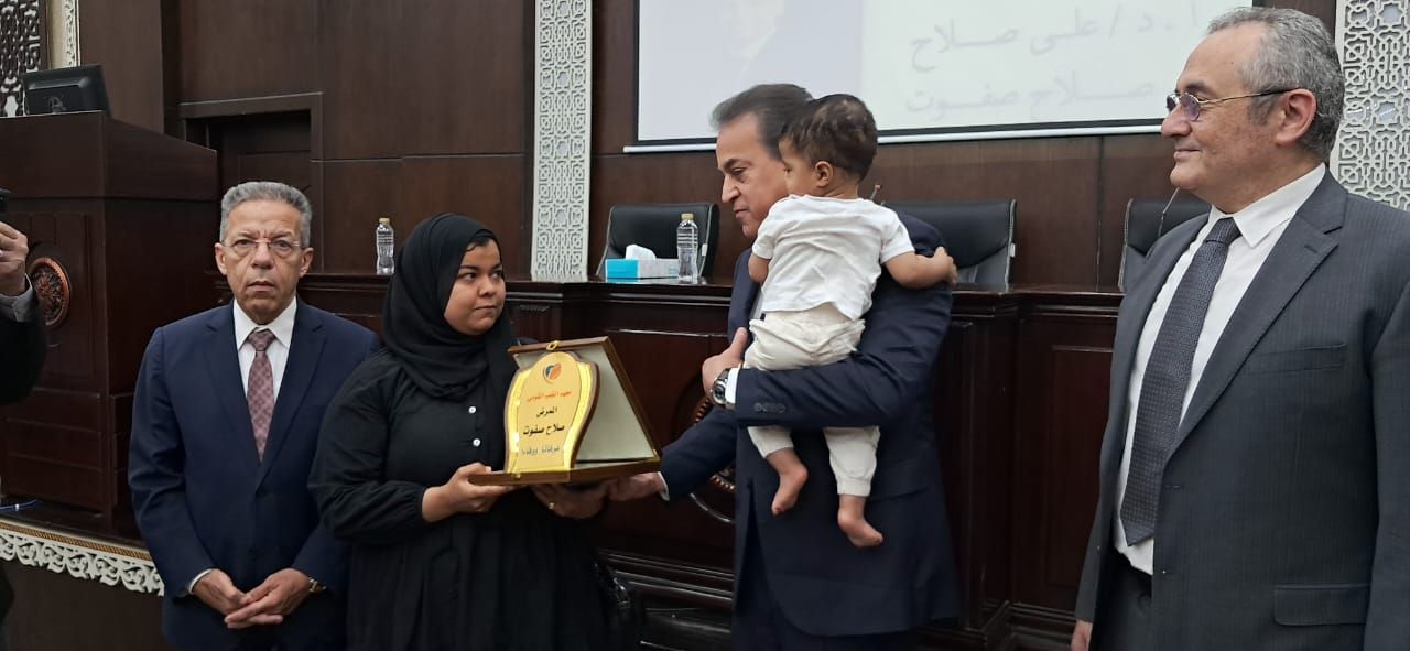 وزير الصحة يخلد ذكرى شهيدى الواجب الدكتور على صلاح وصلاح صفوت بجائزة سنوية