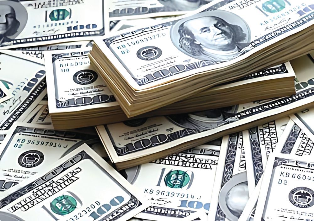 الدولار يتراجع مع ترقب تطورات السياسة التجارية الأمريكية