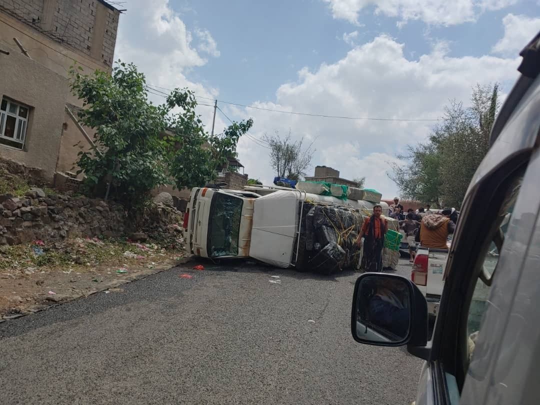 توقف حركة السير في طريقين رئيسيين يؤديان إلى العاصمة صنعاء