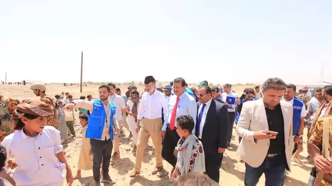 منسق الأمم المتحدة يزور مخيمات النازحين في مأرب ويصف أوضاعهم بـ"الصعبة"