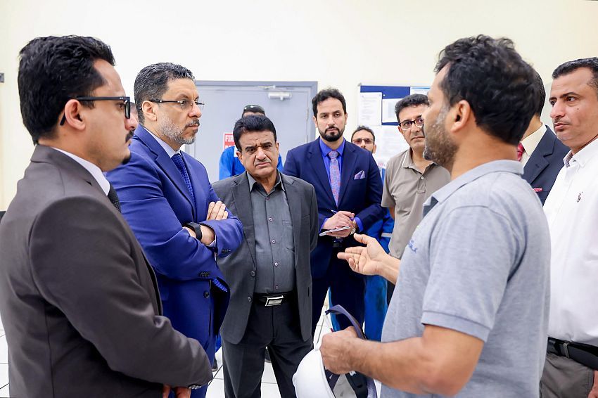 رئيس الوزراء يوجه بحلول عاجلة لمعالجة أزمة الكهرباء في عدن