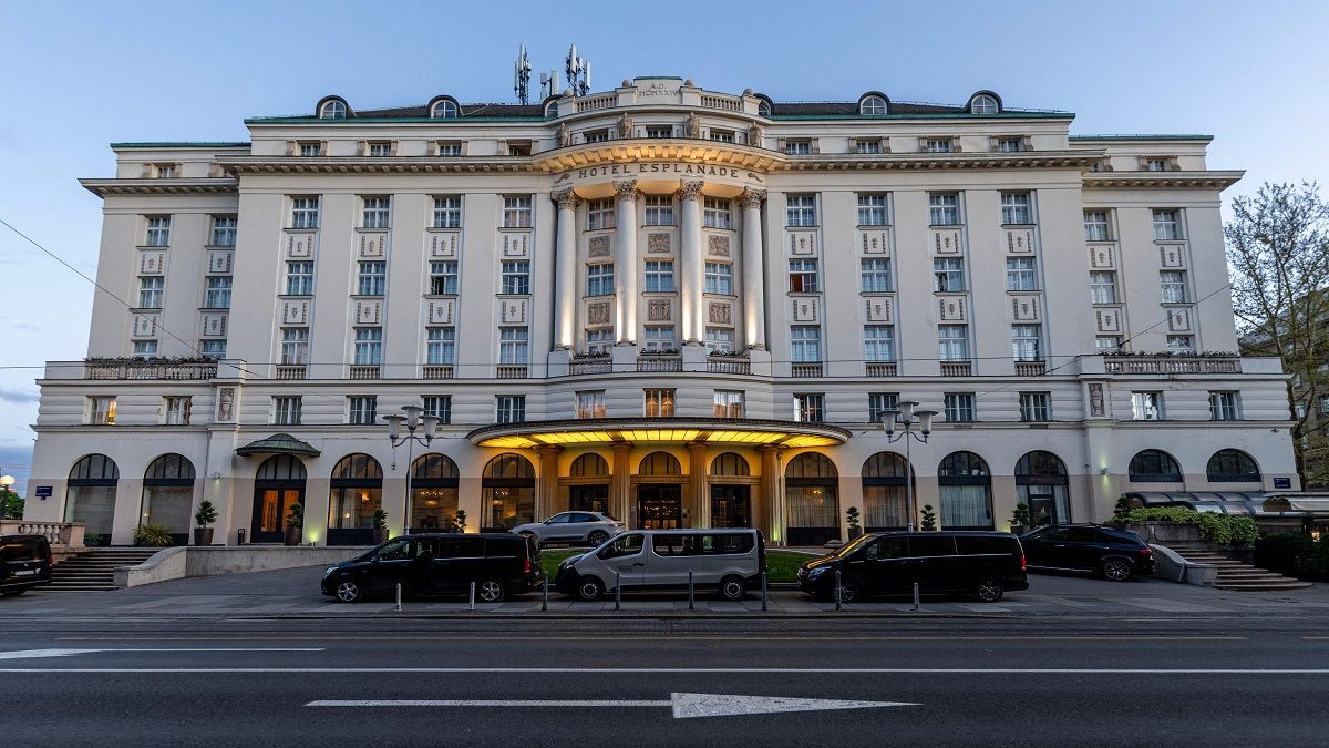 الامارات | فندق شهير يحتفي بـ100 عام من العراقة.. كل هؤلاء النجوم أقاموا فيه