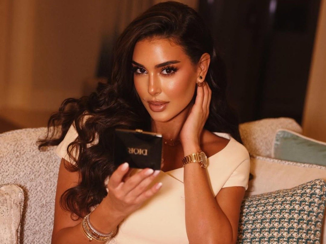 مكياج برونزي من النجمات.. اختاريه بالدرجة المناسبة لإطلالة متوهّجة صيفاً