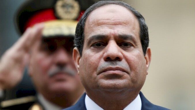 صحيفة: ترامب اتصل بالسيسي وطلب المرور المجاني للسفن الأمريكية عبر قناة السويس