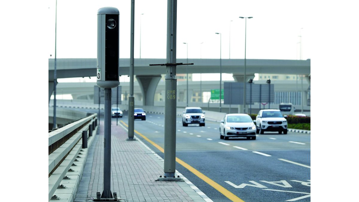 الامارات | مواقف طريفة على الطريق.. وسائقون يرحبون بتطبيق رجال المرور «روح القانون»