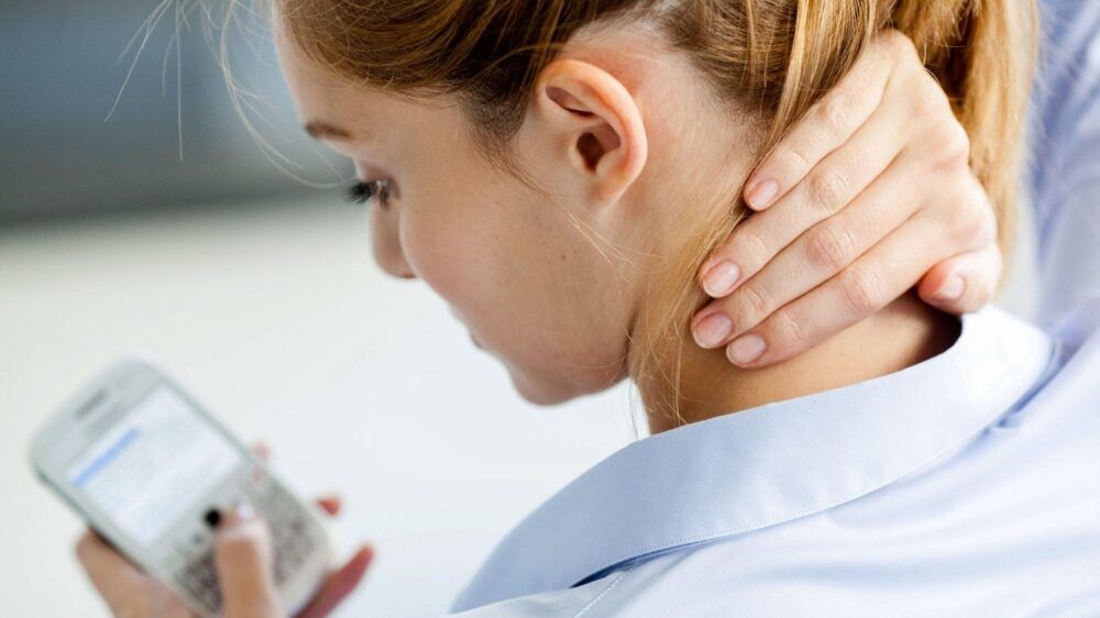 الامارات | ما علاقة «السلوك الخامل» بآلام الرقبة؟