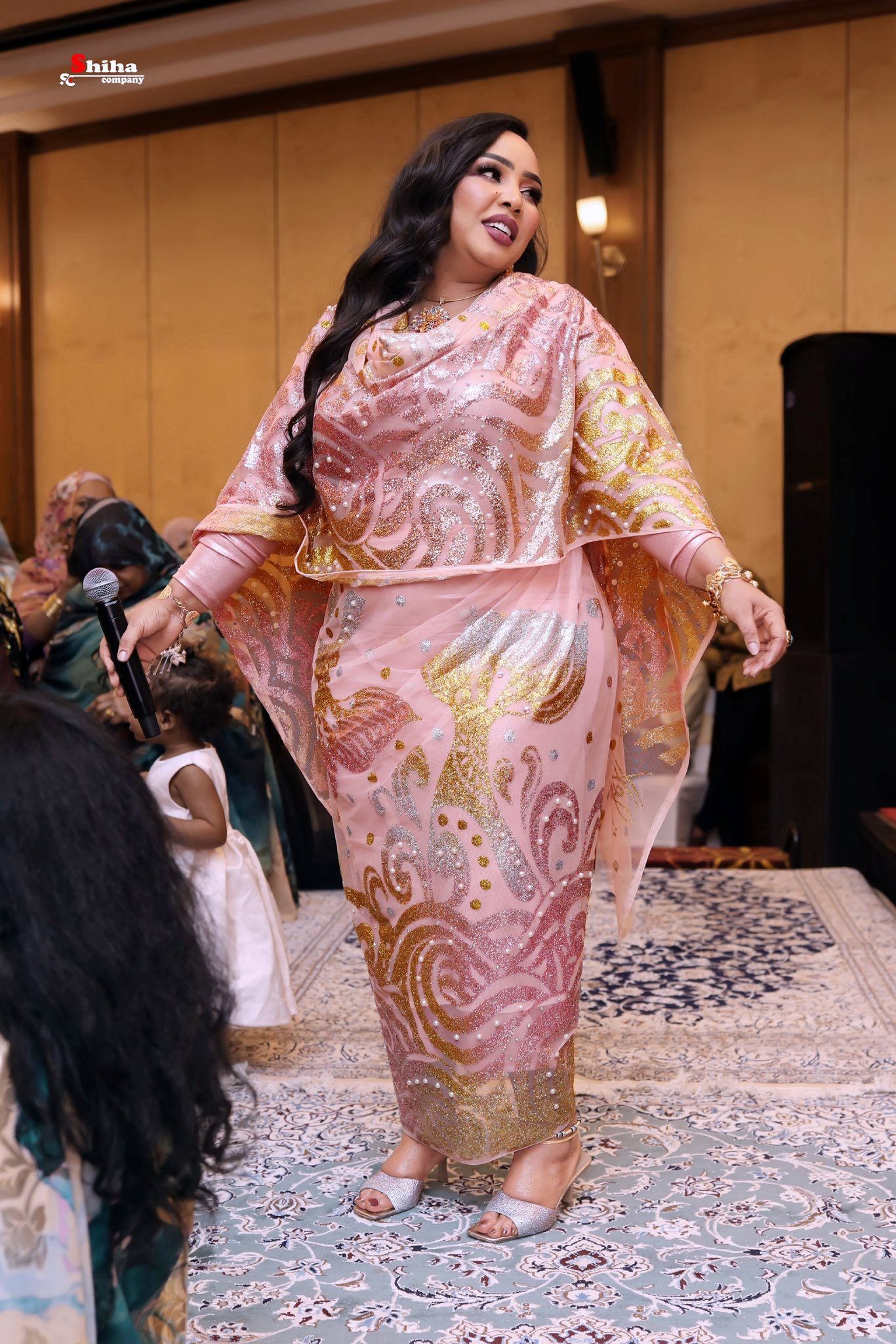 شاهد بالصور والفيديو.. بوصلة رقص مثيرة.. الفنانة هدى عربي تشعل حفل غنائي بالدوحة