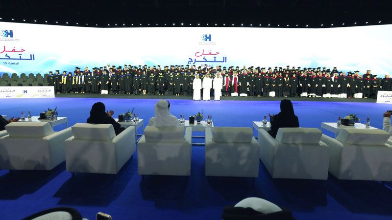 الامارات | منصور بن محمد يشهد تخريج الدفعة الـ 15 من الدارسين في جامعة حمدان بن محمد الذكية