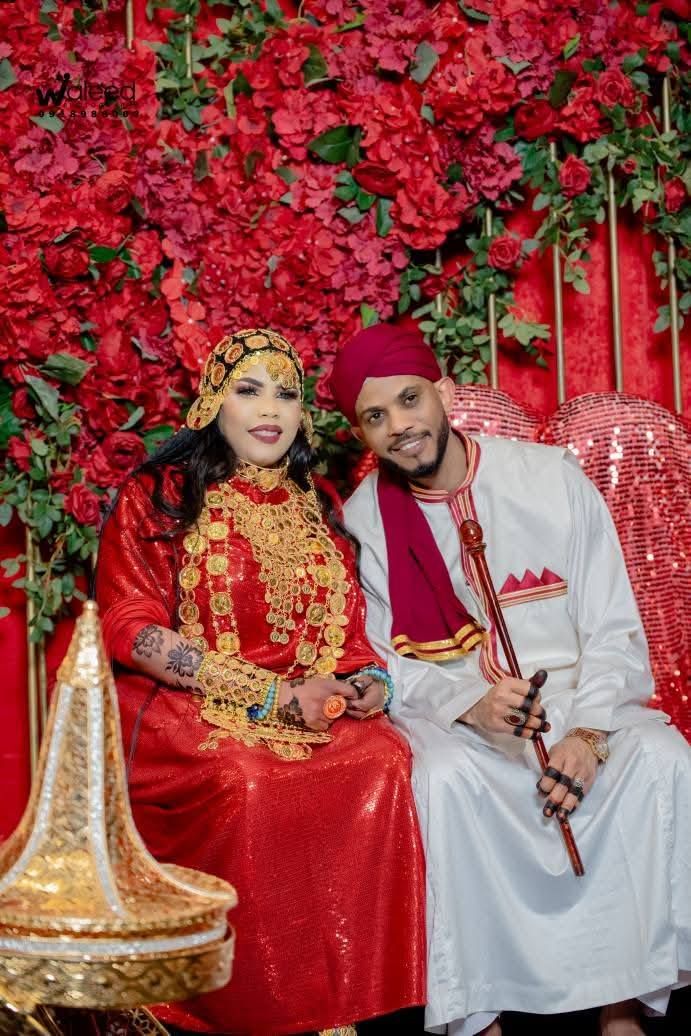 شاهد بالصور والفيديو.. على أنغام الفنانة توتة عذاب.. عروس الوسط الفني المطربة آسيا بنة تخطف الأضواء في “جرتق” زواجها