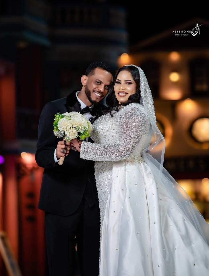 شاهد بالصور.. مطربة سودانية معروفة تتزوج من مدير أعمالها بالقاهرة وتغازله: (مبروك لينا يا قلبي)