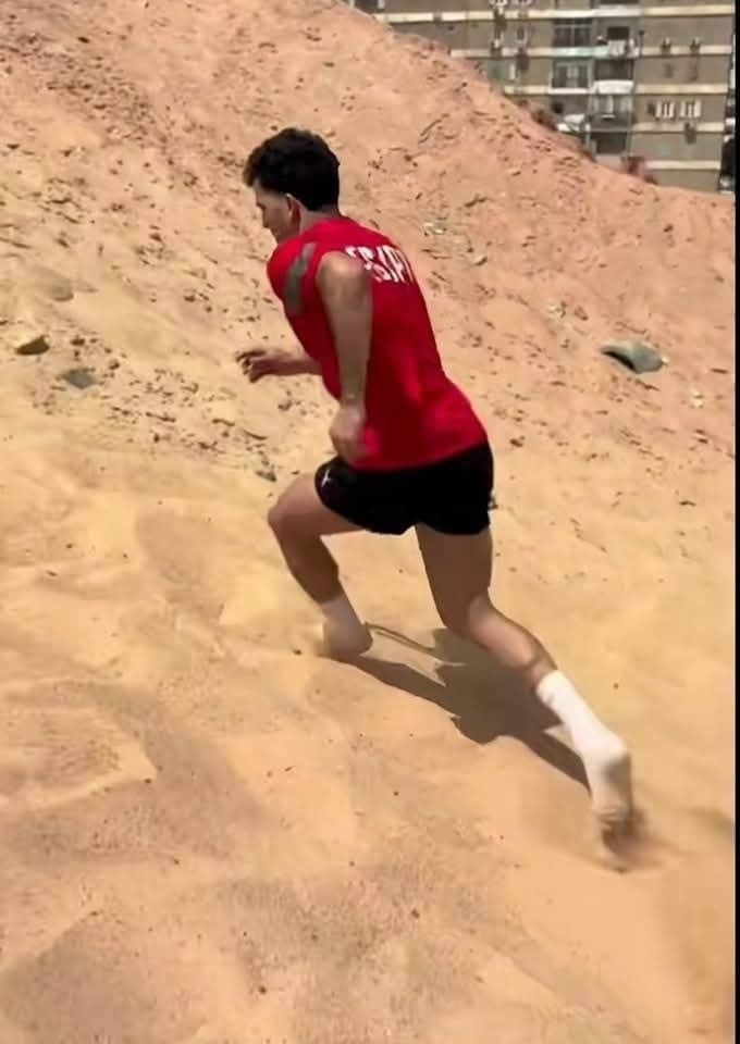 زيزو يتدرب على الرمال بقميص منتخب مصر.. صور