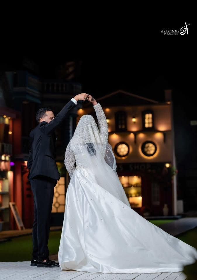 شاهد بالصور.. مطربة سودانية معروفة تتزوج من مدير أعمالها بالقاهرة وتغازله: (مبروك لينا يا قلبي)