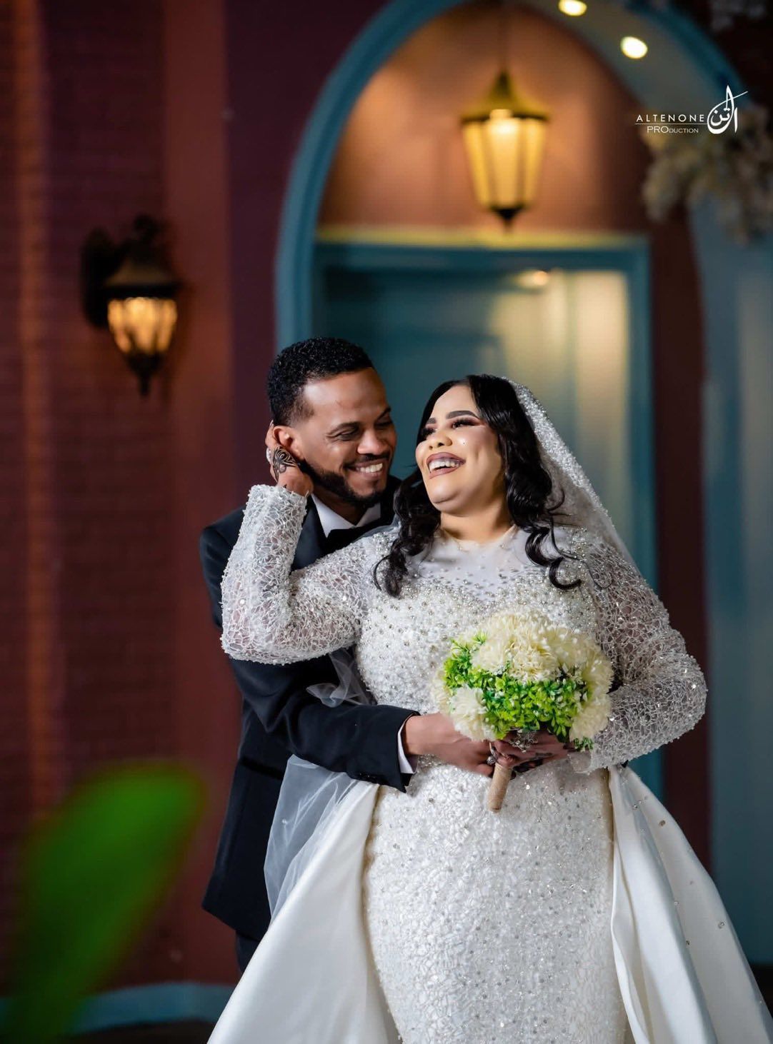 شاهد بالصور.. مطربة سودانية معروفة تتزوج من مدير أعمالها بالقاهرة وتغازله: (مبروك لينا يا قلبي)