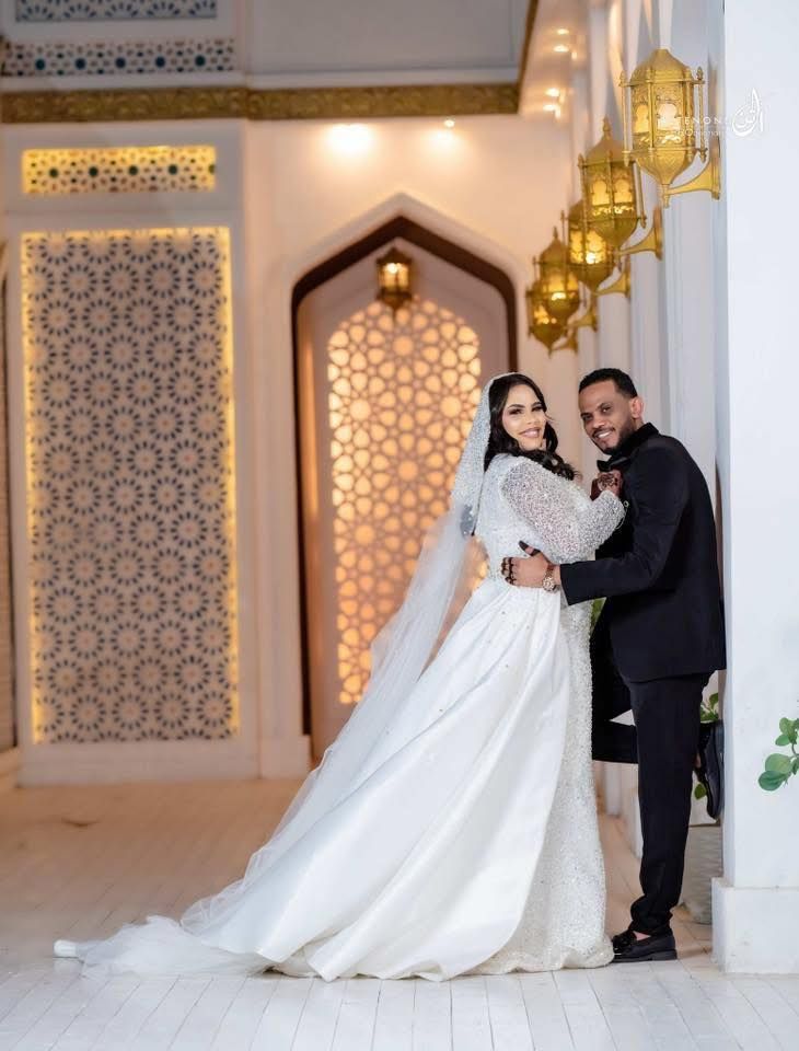 شاهد بالصور.. مطربة سودانية معروفة تتزوج من مدير أعمالها بالقاهرة وتغازله: (مبروك لينا يا قلبي)