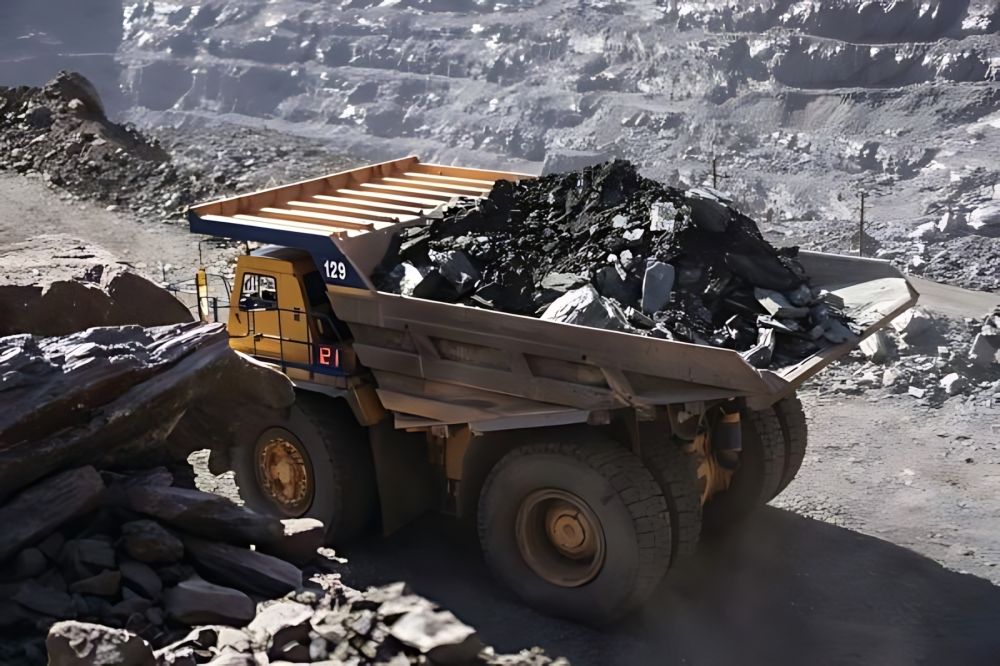 وزير الصناعة يبحث تعزيز التعاون التعديني مع جمهورية البيرو