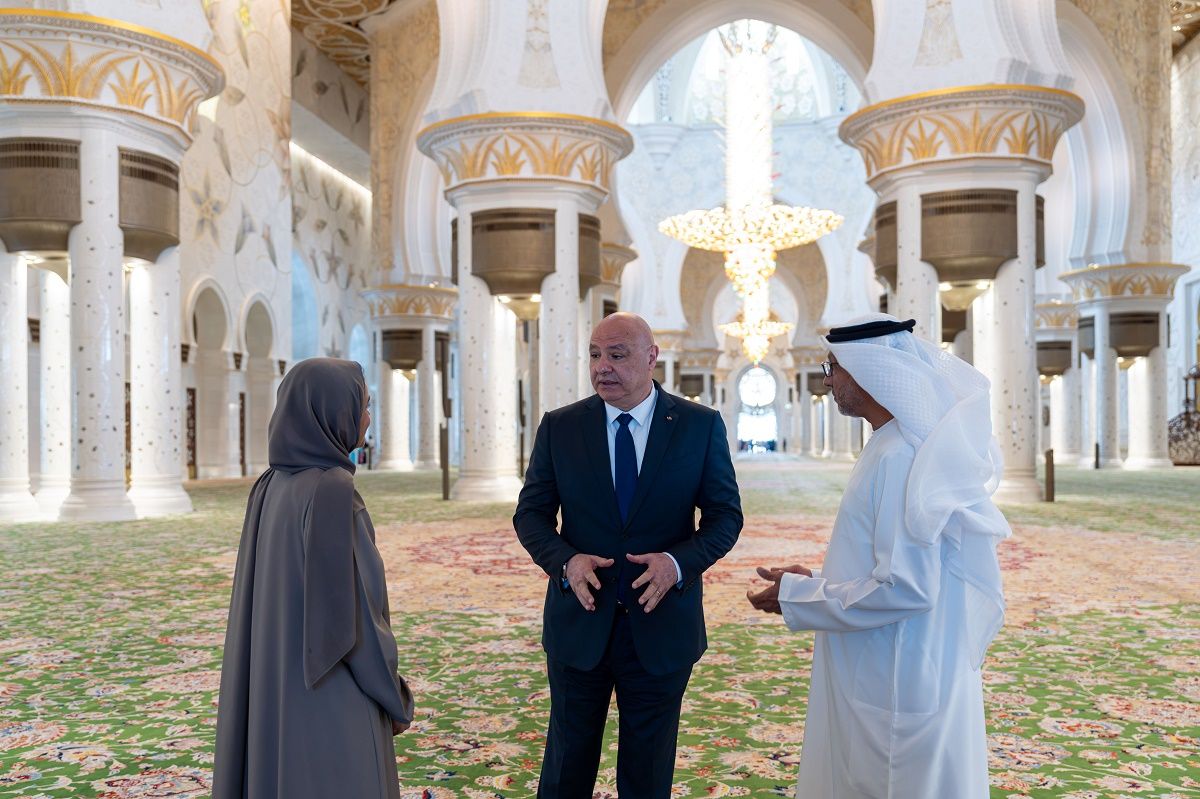الامارات | رئيس لبنان يزور جامع الشيخ زايد الكبير في أبوظبي