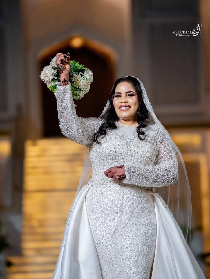 شاهد بالصور.. مطربة سودانية معروفة تتزوج من مدير أعمالها بالقاهرة وتغازله: (مبروك لينا يا قلبي)