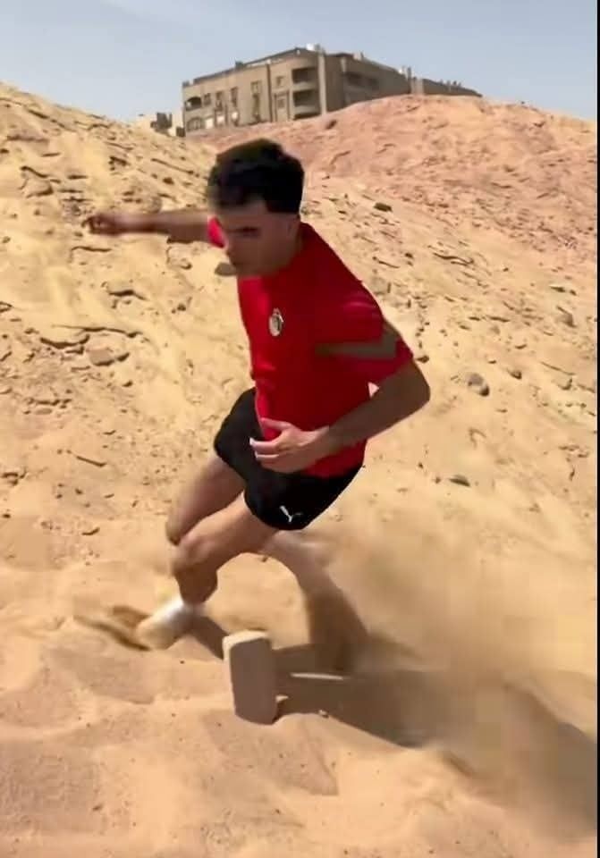 زيزو يتدرب على الرمال بقميص منتخب مصر.. صور