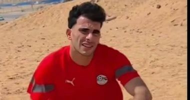 زيزو يتدرب على الرمال بقميص منتخب مصر.. صور