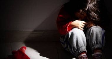 الخطوة الأولى لحمايته من العنف.. إزاى تعلم طفلك "اللمسة الآمنة"