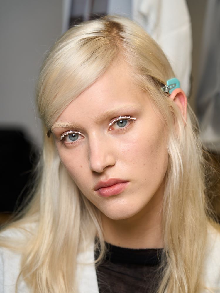 رسمات الأيلاينر الأبيض لربيع وصيف 2025.. عزّزي إطلالتك بلمسة مضيئة