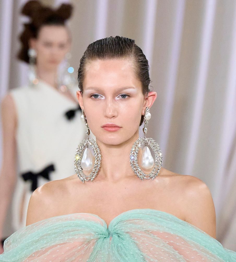 رسمات الأيلاينر الأبيض لربيع وصيف 2025.. عزّزي إطلالتك بلمسة مضيئة