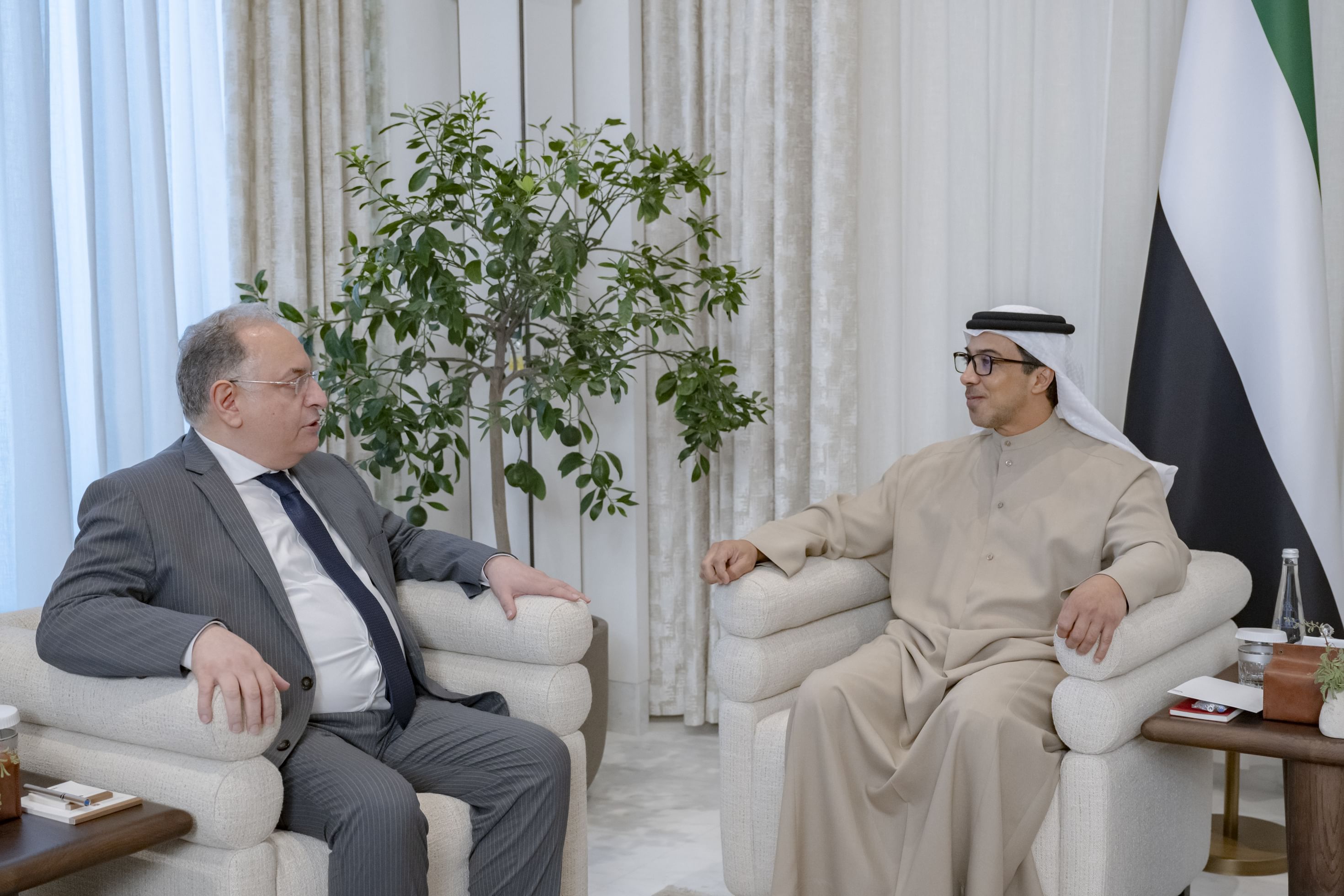 الامارات | منصور بن زايد يبحث ووزير المالية السوري تعزيز التعاون الثنائي