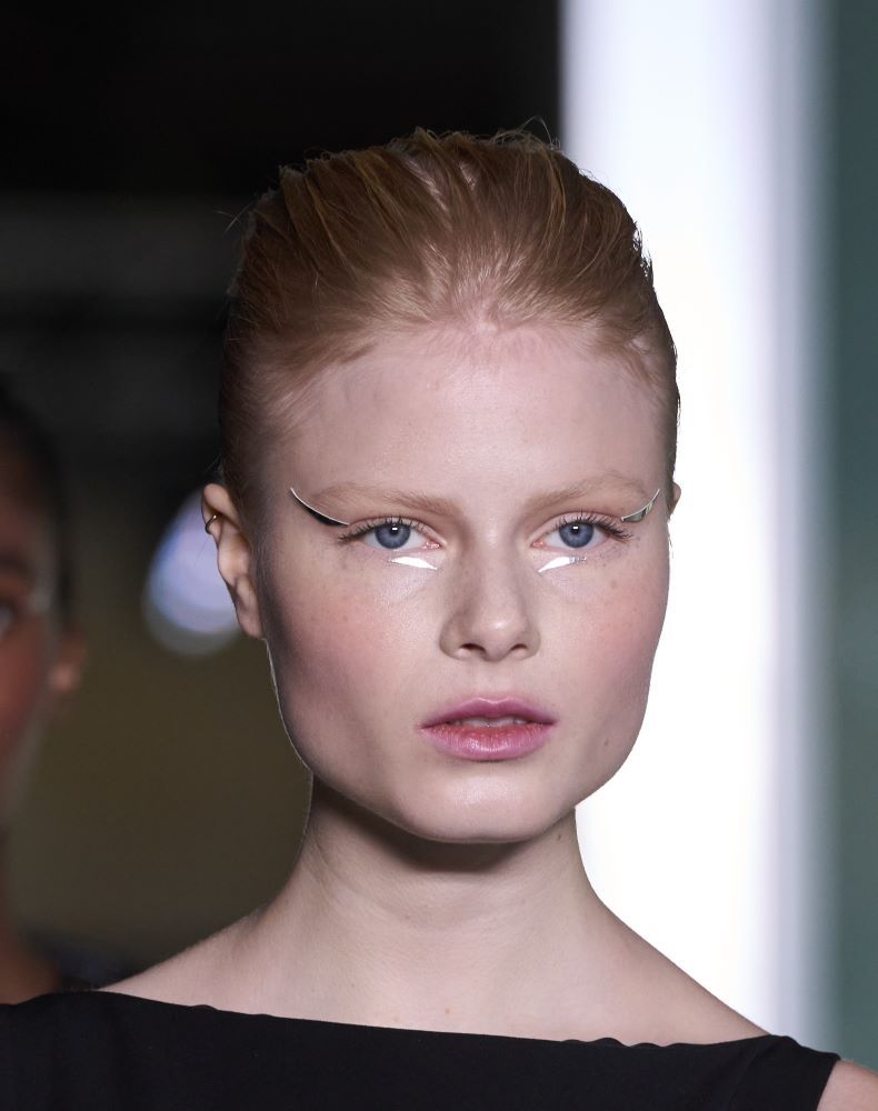 رسمات الأيلاينر الأبيض لربيع وصيف 2025.. عزّزي إطلالتك بلمسة مضيئة