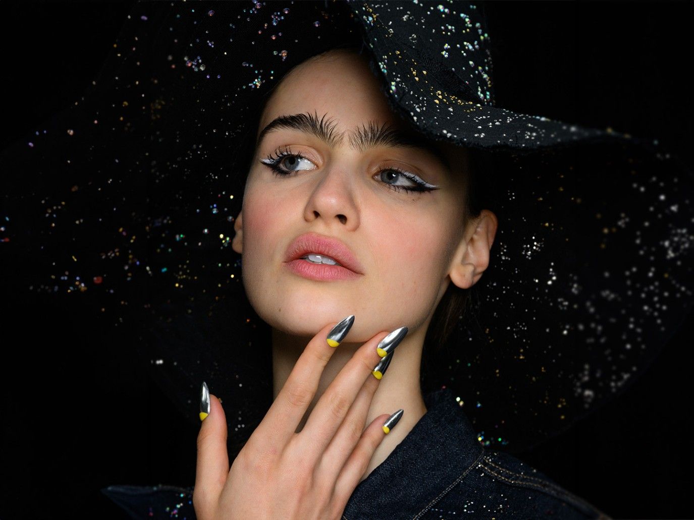 رسمات الأيلاينر الأبيض لربيع وصيف 2025.. عزّزي إطلالتك بلمسة مضيئة