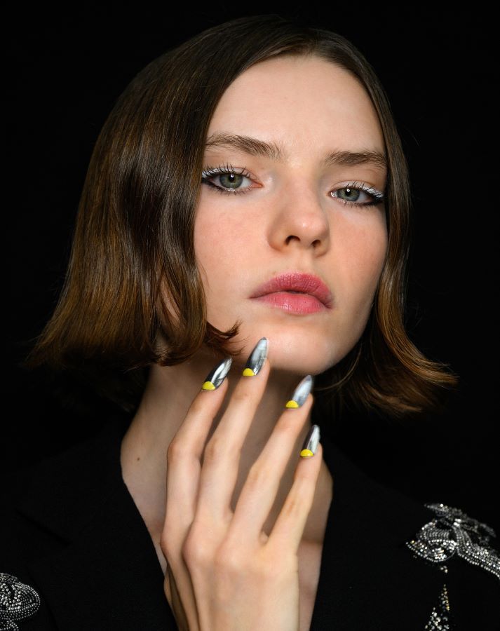 رسمات الأيلاينر الأبيض لربيع وصيف 2025.. عزّزي إطلالتك بلمسة مضيئة