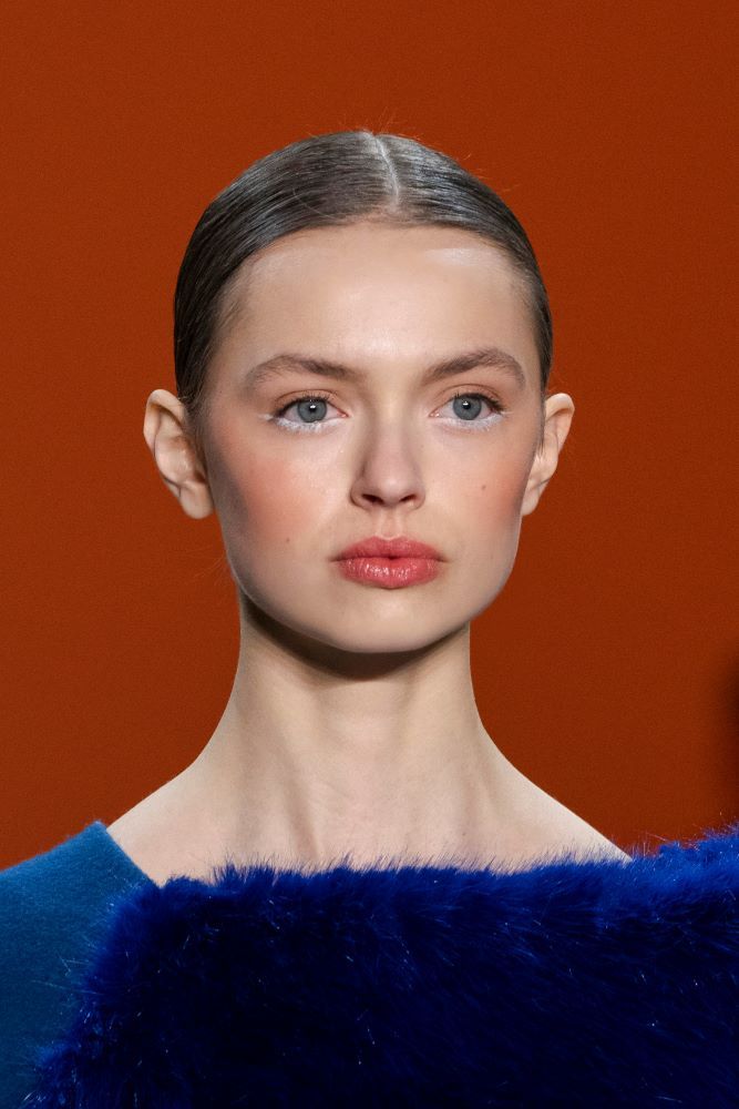 رسمات الأيلاينر الأبيض لربيع وصيف 2025.. عزّزي إطلالتك بلمسة مضيئة