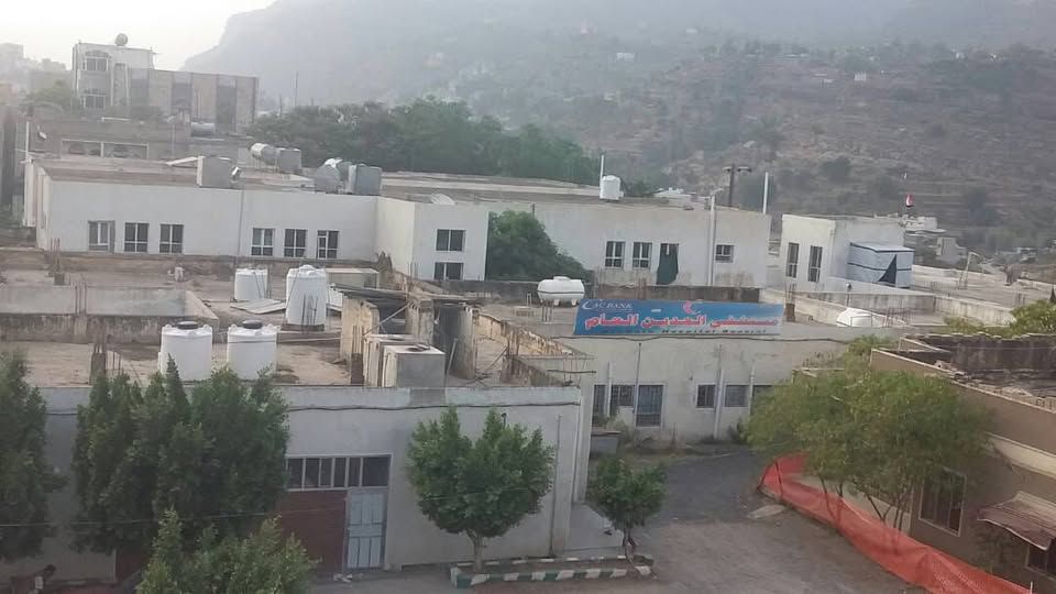 إب.. مسؤول حوثي يفتتح صيدلية خاصة داخل حرم مستشفى عام يُديره ويُجبر المرضى على الشراء منها