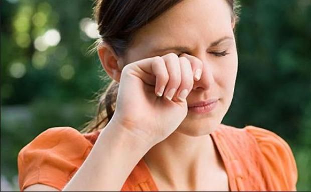 السبب الحقيقي وراء رفة العين.. احذر إذا كانت تصيبك باستمرار