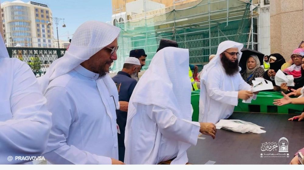 أصالة وكرم.. الشؤون الدينية بالمسجد النبوي تستقبل الحجاج بالهدايا