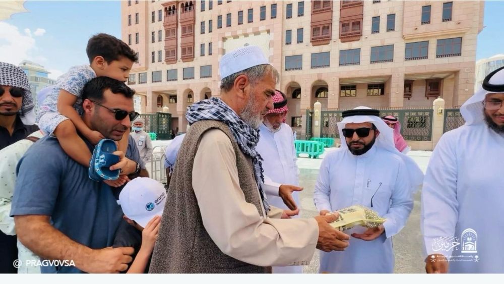 أصالة وكرم.. الشؤون الدينية بالمسجد النبوي تستقبل الحجاج بالهدايا