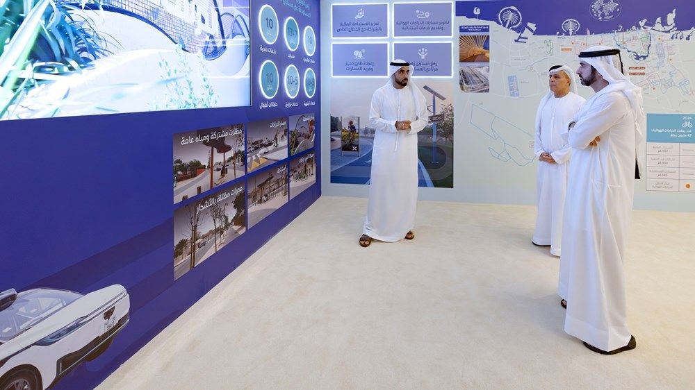 حمدان بن محمد يطلع على سير العمل في عدد من محاور الطرق الاستراتيجية