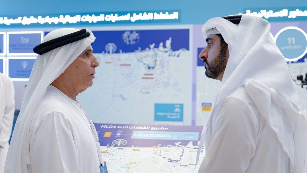 حمدان بن محمد يطلع على سير العمل في عدد من محاور الطرق الاستراتيجية