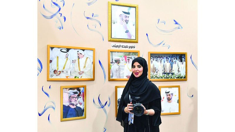 الامارات | صبحة الرميثي تُعرِّف بتراث الإمارات ببرقع وعباءة وكاميرا
