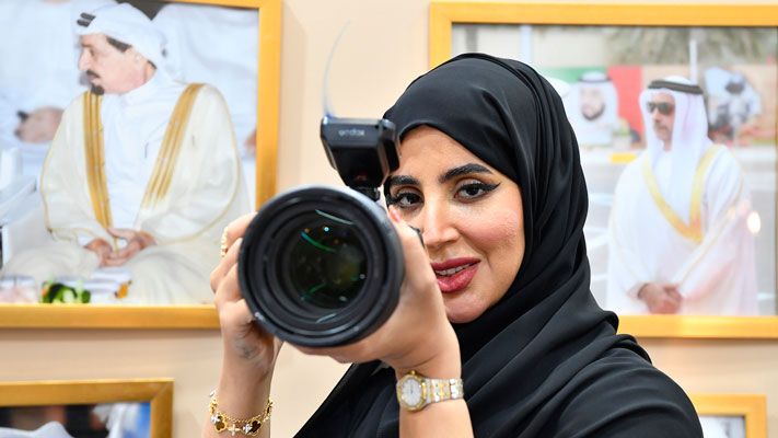 الامارات | صبحة الرميثي تُعرِّف بتراث الإمارات ببرقع وعباءة وكاميرا