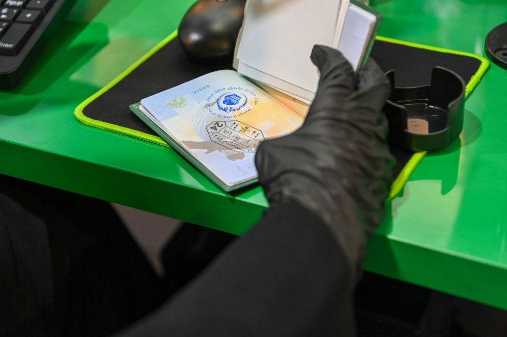 "طريق مكة" تسهل إجراءات سفر الحجاج بمطار أديسومارمو في إندونيسيا