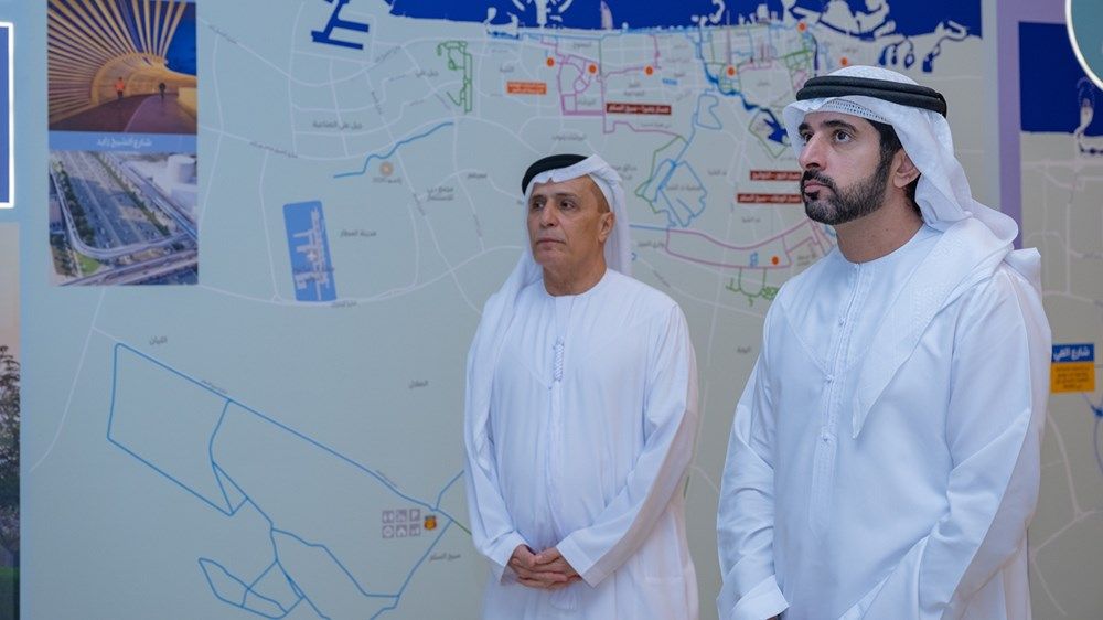 حمدان بن محمد يطلع على سير العمل في عدد من محاور الطرق الاستراتيجية