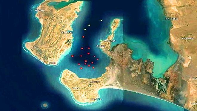 مليشيا الحوثي تُفرّغ شحنات وقود بطرق بدائية تسببت بتسربات نفطية بالقرب من رأس عيسى