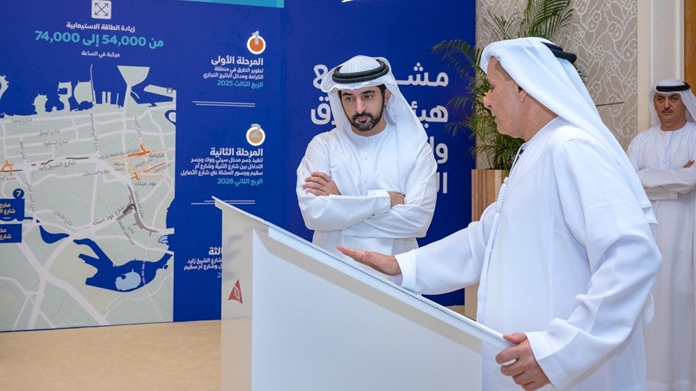 حمدان بن محمد يطلع على سير العمل في عدد من محاور الطرق الاستراتيجية