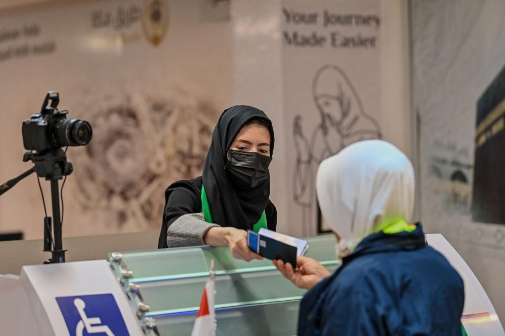 "طريق مكة" تسهل إجراءات سفر الحجاج بمطار أديسومارمو في إندونيسيا