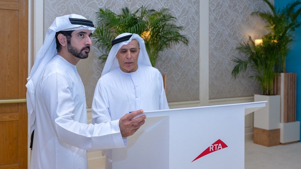 حمدان بن محمد يطلع على سير العمل في عدد من محاور الطرق الاستراتيجية