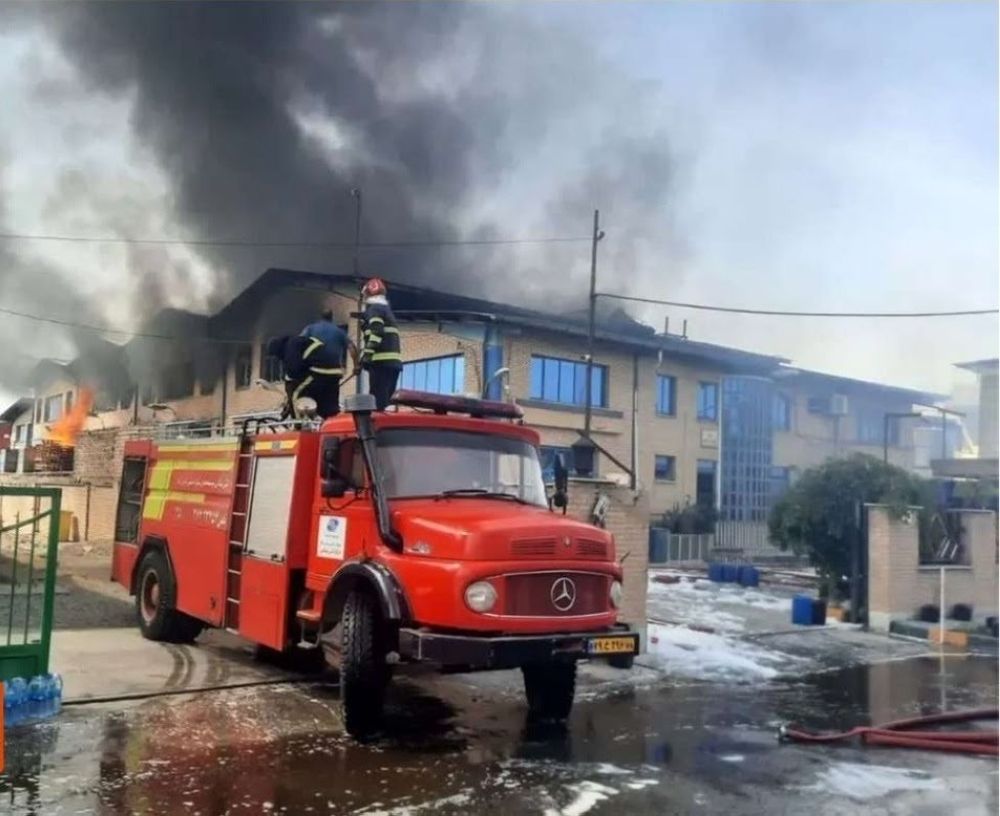بعد حادث الميناء.. اندلاع حريق ضخم في مصنع بمدينة مشهد الإيرانية