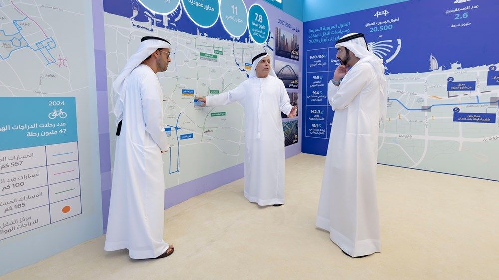 حمدان بن محمد يطلع على سير العمل في عدد من محاور الطرق الاستراتيجية